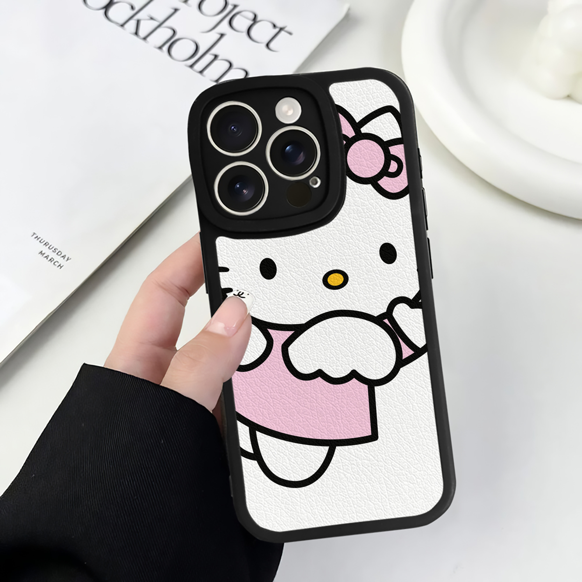 （画像用） Hello Kitty ハローキティ 【iPhone 16シリーズ対応】シリコンスマホケース（レザー調） 材質：シリコン